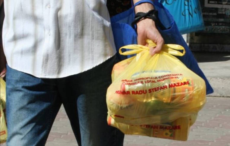 Pachete pentru pensionari la Constanța. FOTO radioconstanta.ro