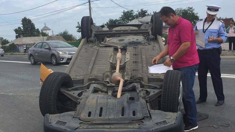 Un taxi s-a răsturnat în 23 August