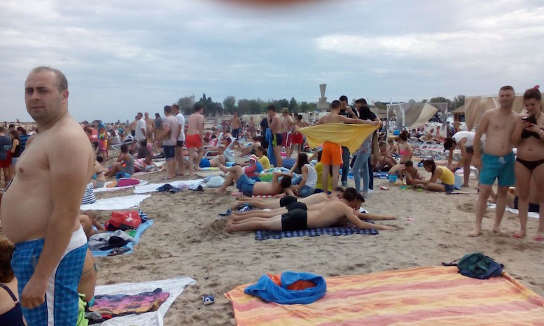 Alertă la Costinești: 40 de adolescenți, contacți ai unui tânăr confirmat COVID-19, cazați într-un complex turistic din stațiune