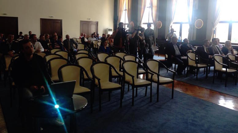 Sala de ședință a fost aproape goală
