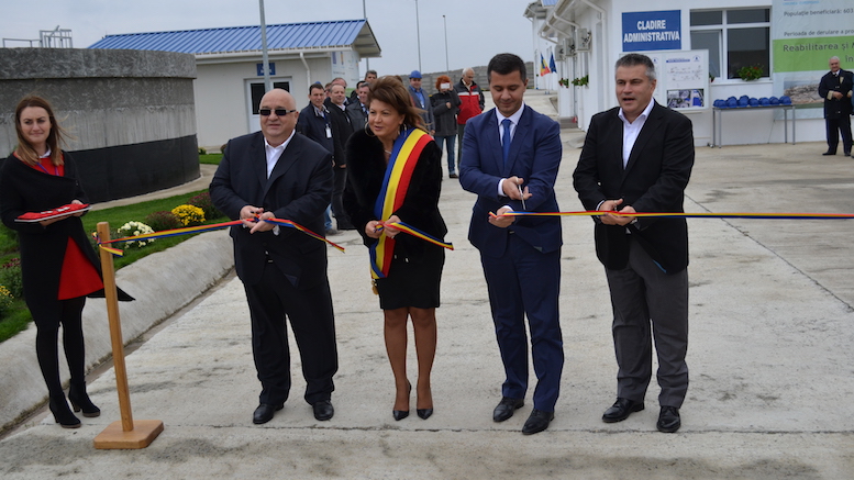 Felix Stroe, Ancuța Belu, Marius Nica și Cristinel Dragomir, la inaugurarea stației de epurare de la Mihail Kogălniceanu. FOTO Adrian Boioglu