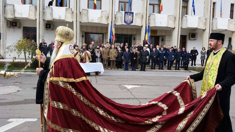 Mantia cea roșie al lui IPS Teodosie. FOTO ziuaconstanta.ro