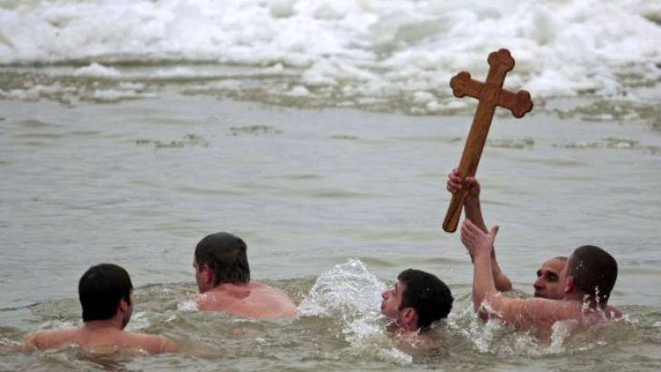 Crucea scoasă din mare de Bobotează. FOTO Facebook