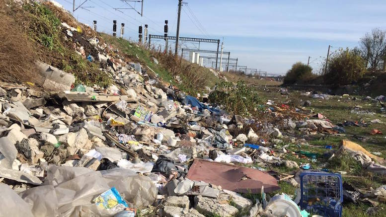 Gunoi între liniile CFR