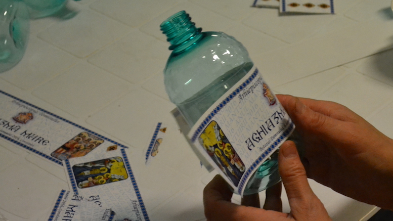 Sticlele de Aghiasma Mare au fost etichetate. FOTO Adrian Boioglu