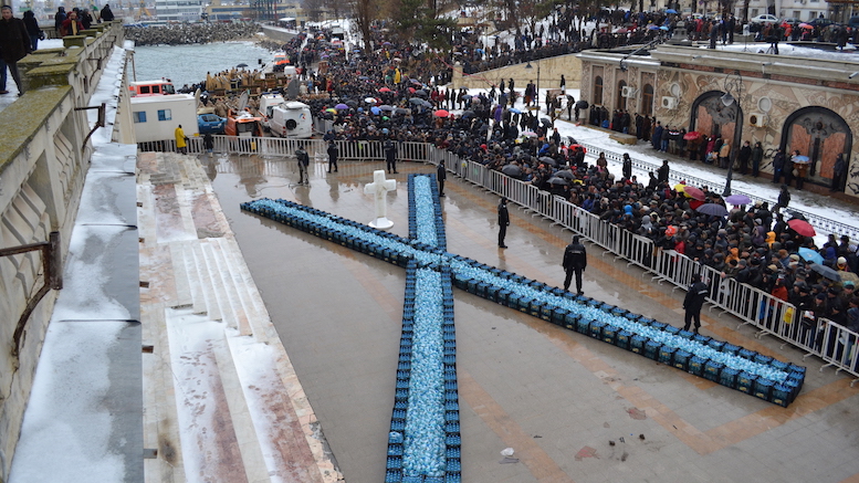 Crucea Sfântului Andrei formată din sticle de Aghiasmă. FOTO Adrian Boioglu