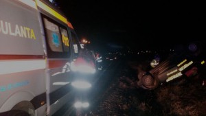 Mașina s-a răsturnat pe câmp. FOTO SAJ