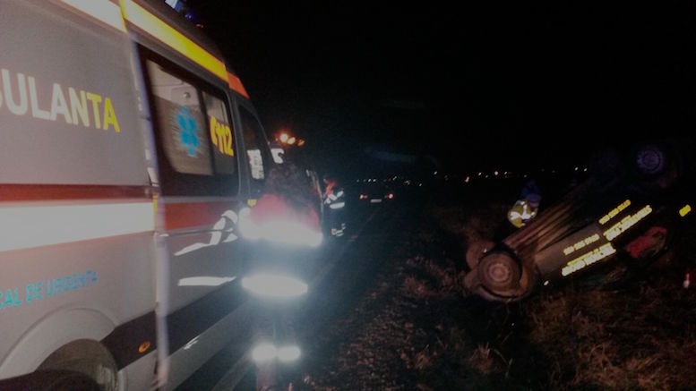 Mașina s-a răsturnat pe câmp. FOTO SAJ