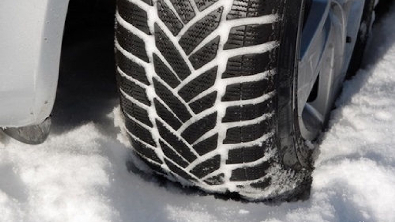 Anvelopele de iarnă sunt obligatorii. FOTO radioresita.ro
