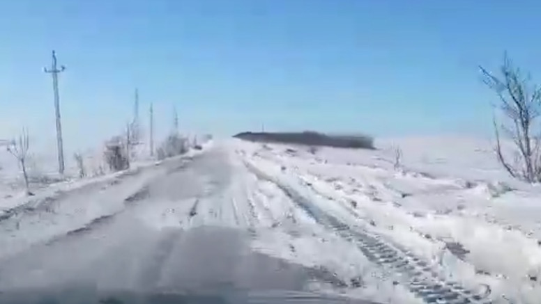 Drumul deszăpezit de la Peștera
