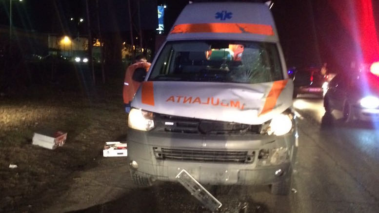Pietonul a fost omorât de ambulanță