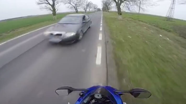 Motociclistul a evitat în ultima clipă impactul