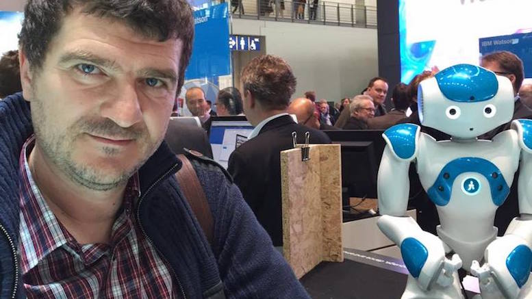 Cătălin Anghel și robotul de la CeBIT