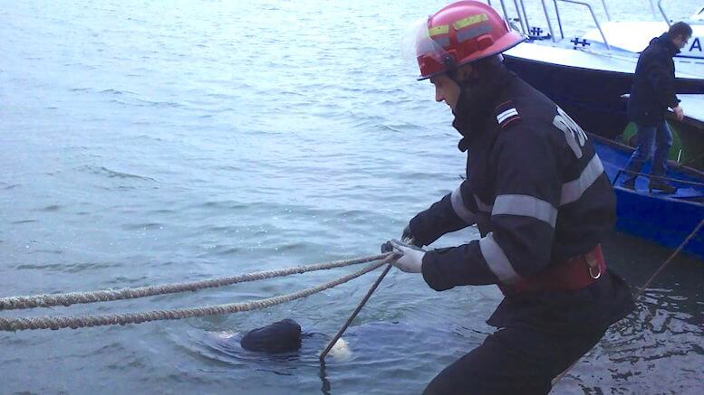 Persoana înecată a fost scoasă de pompieri