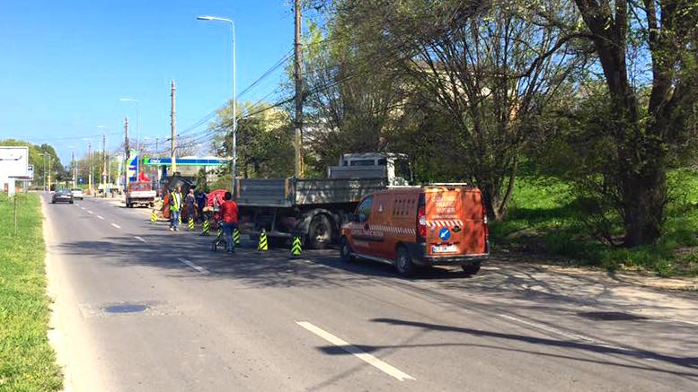 Șoseaua blocată de utilajele care lucrează. FOTO CRC