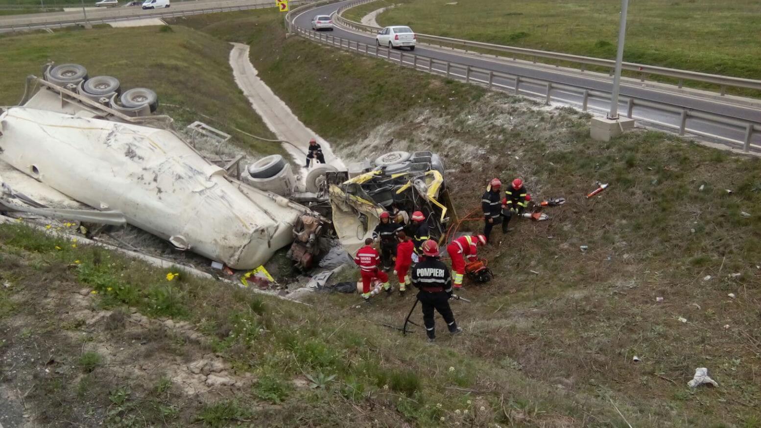 TIR răsturnat la intrare pe A4