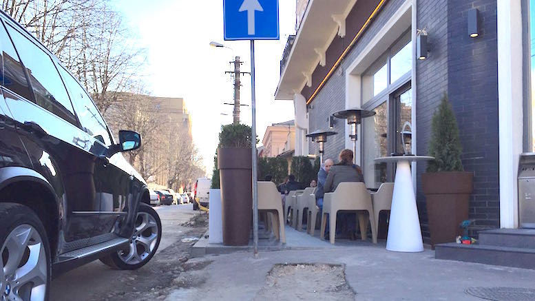 Cafeneaua a blocat aproape tot trotuarul