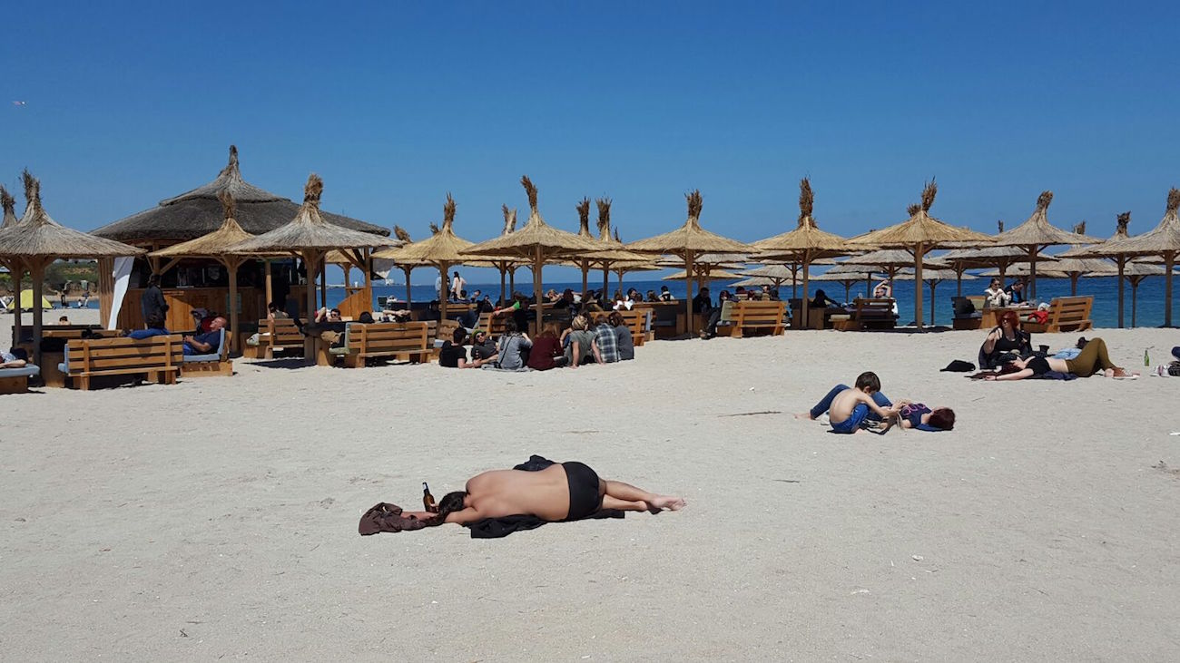 Beach-bar din Vama Veche, amendat cu 10.000 de lei din cauza aglomerației din incintă
