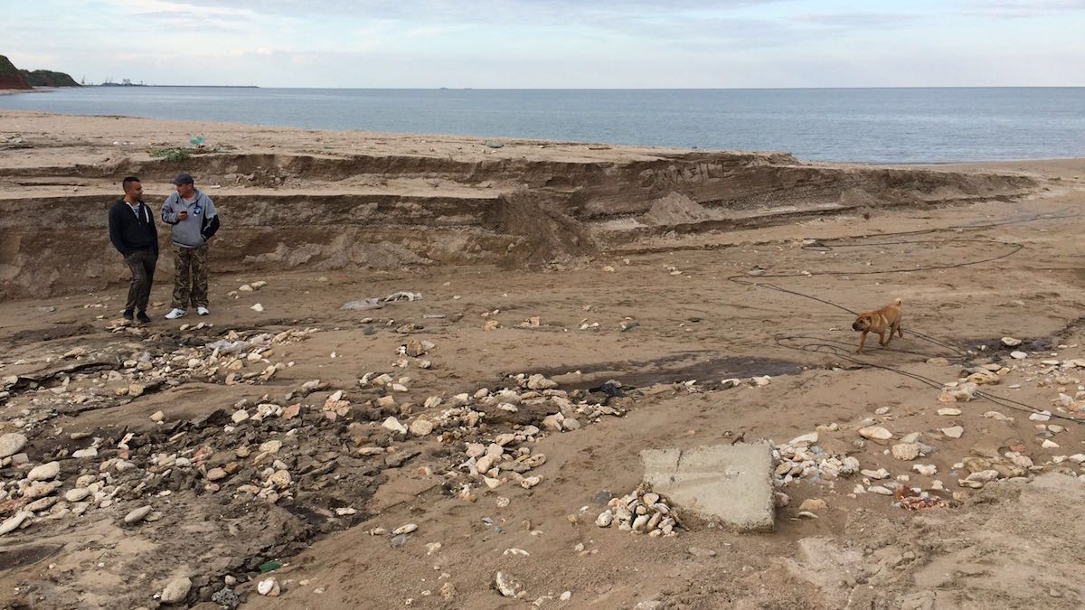 Plaja de la Vama Veche, distrusă de viitură