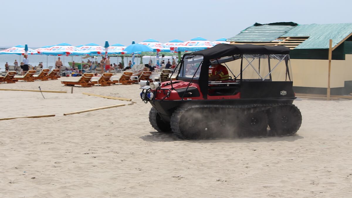 Șenilată SMURD pe plajă. FOTO Adrian Boioglu