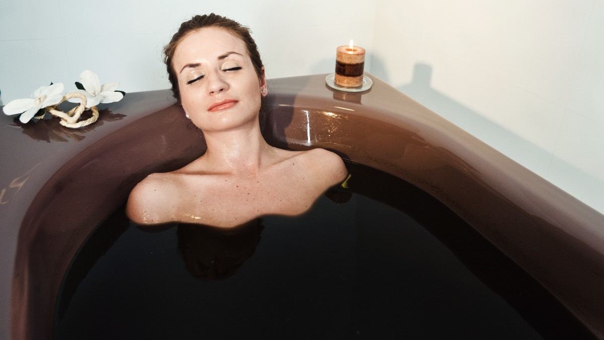 Tratament cu nămol de la Techirghiol. FOTO miragemedspahotel.ro