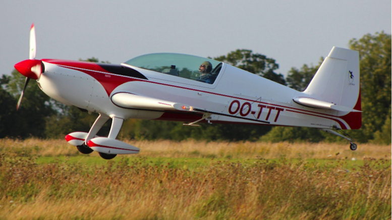 Avion de acrobație Extra 200