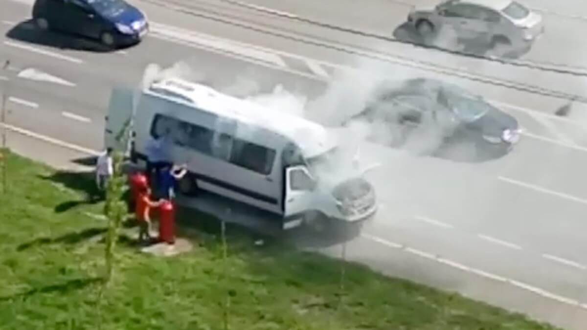Un microbuz a luat foc în Constanța