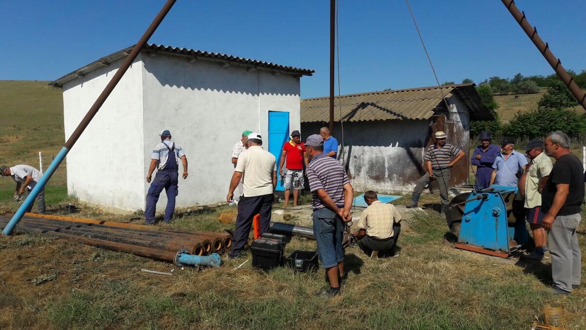 Lucrările de montare a noii pompe de apă de la Peștera