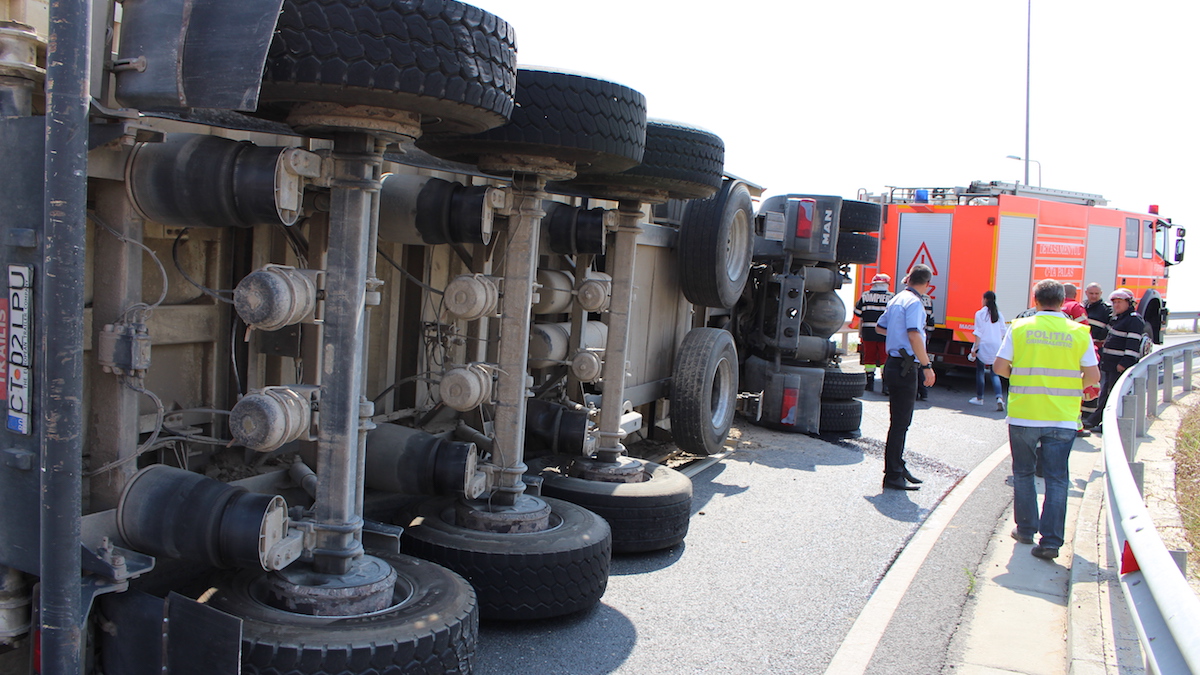 Accident cu TIR răsturnat la intrare pe autostrada A4. FOTO Adrian Boioglu