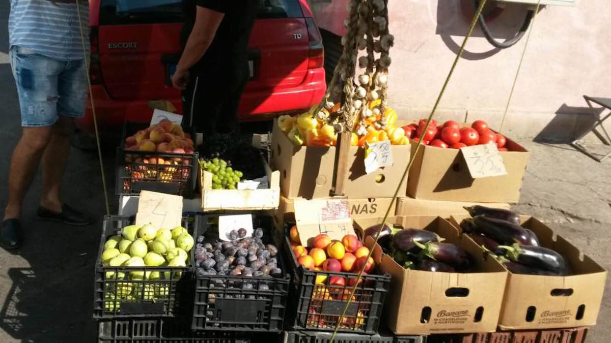 Legume și fructe confiscate de oamenii legii