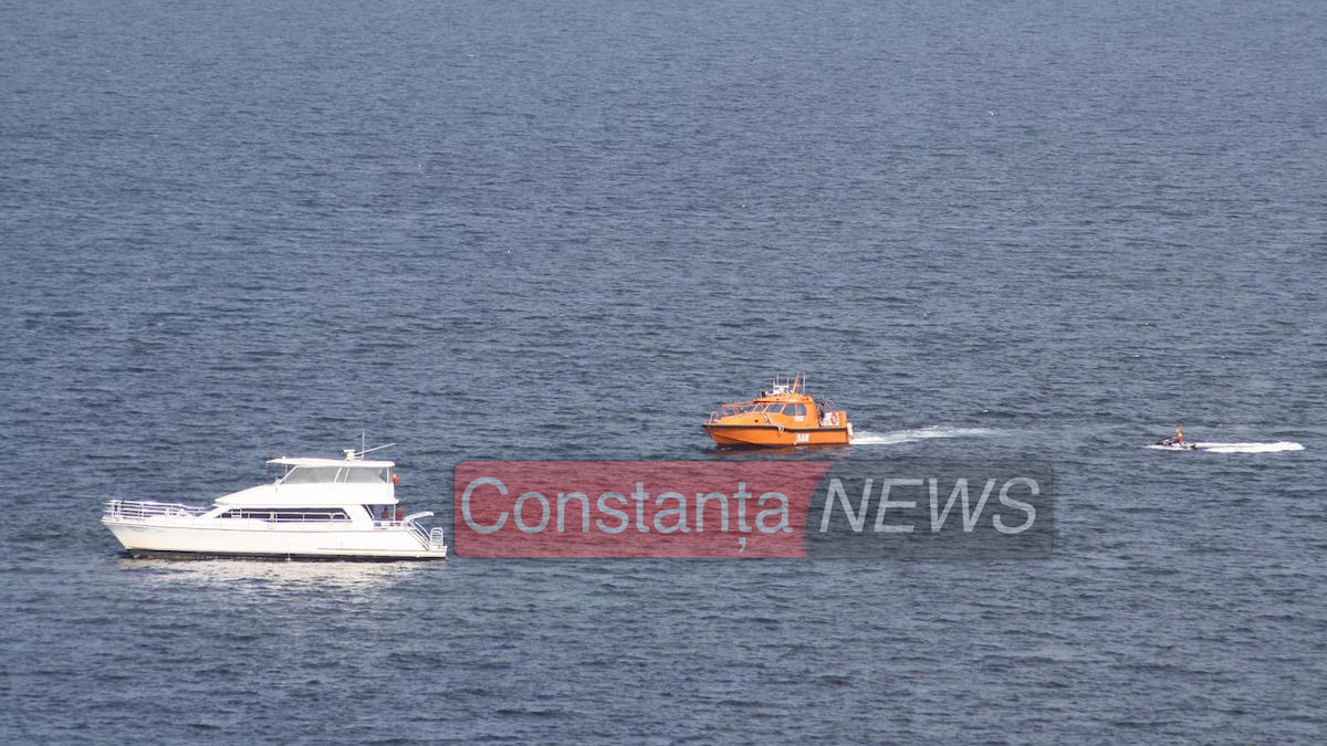 Yachtul a fost ajutat de o ambarcaține SAR. FOTO F.F.