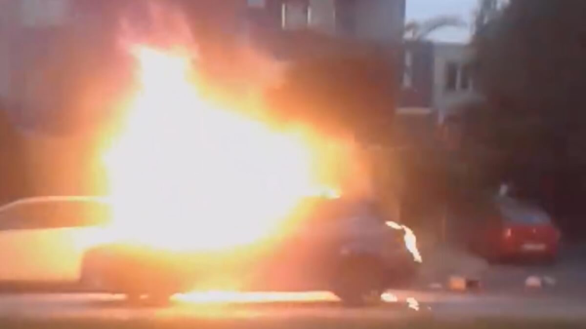 Incendiul a cuprins o mașină pe bulevardul Mamaia