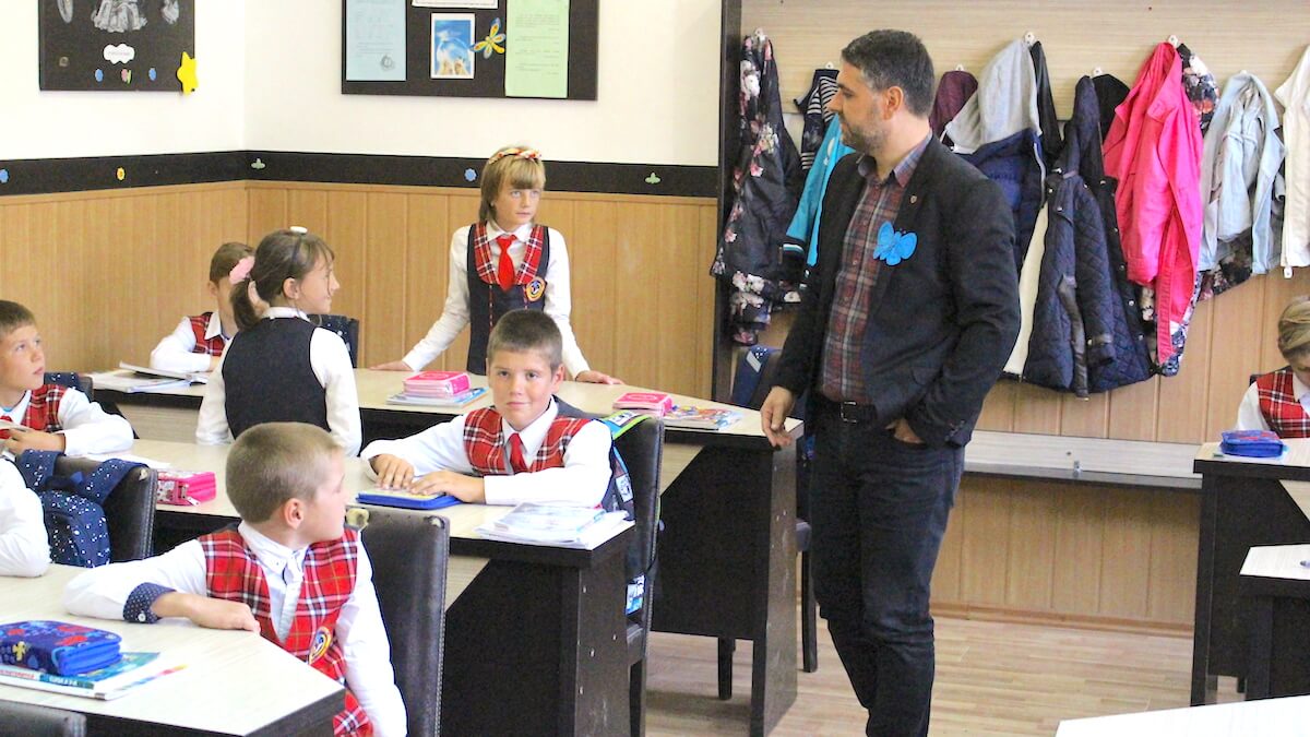 Primarul Marius-Liviu Petre alături de elevi. FOTO Adrian Boioglu