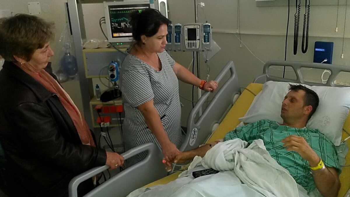 Caporalul Marcel Neagu alături de soție și mama lui. FOTO MApN