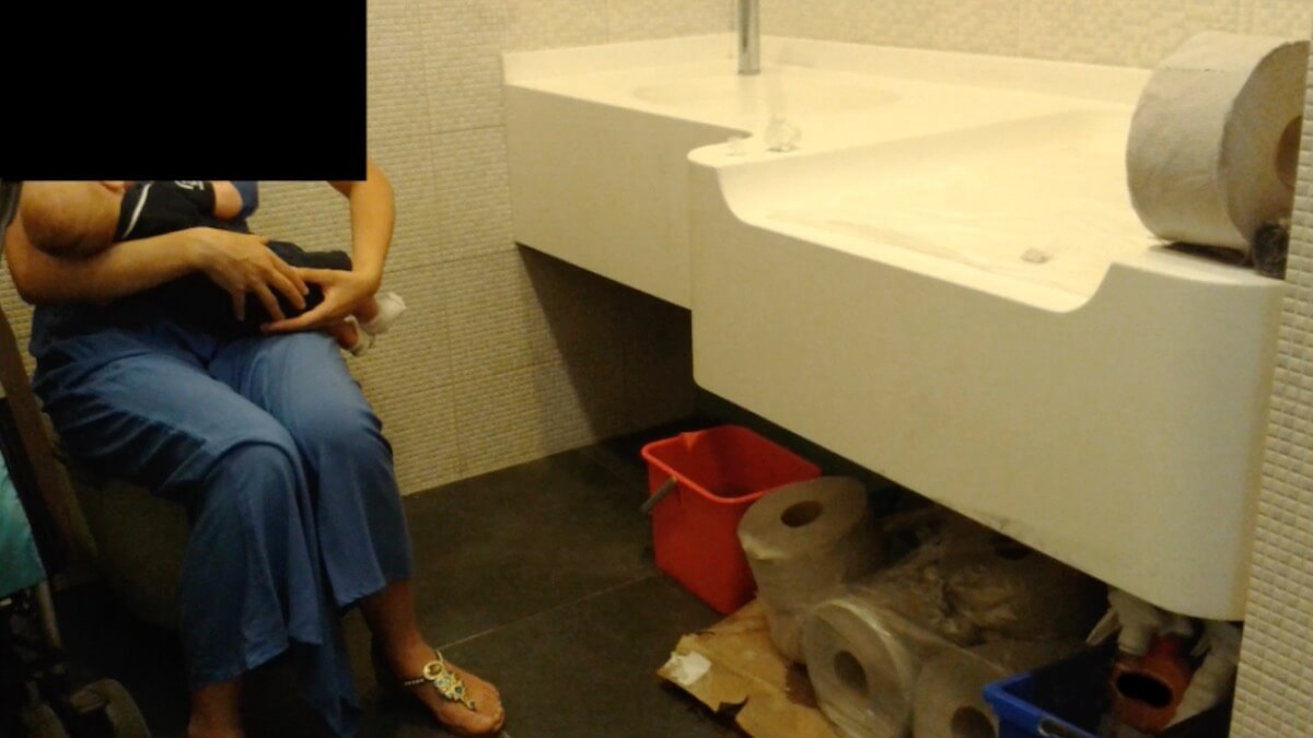 Mizerie în zona "Mama și copilul" de la City Park Mall. FOTO Răzvan Șerbănică