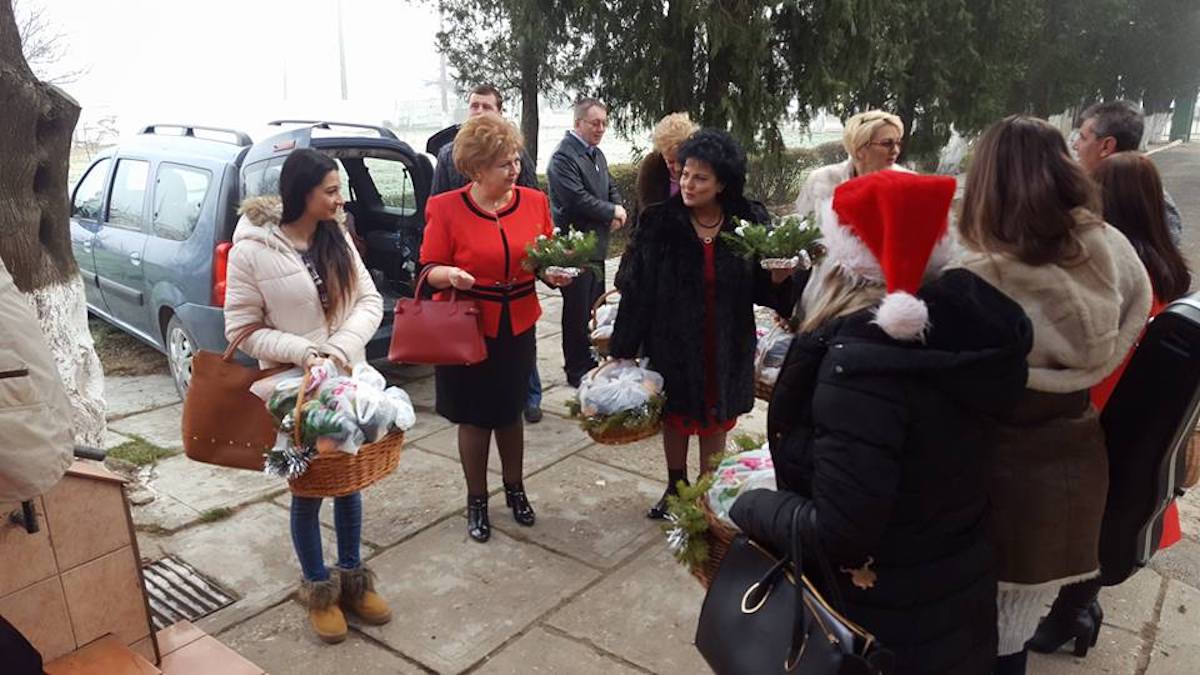 Cadouri pentru vârstnici de la Gabriela Iacobici și Mariana Gâju