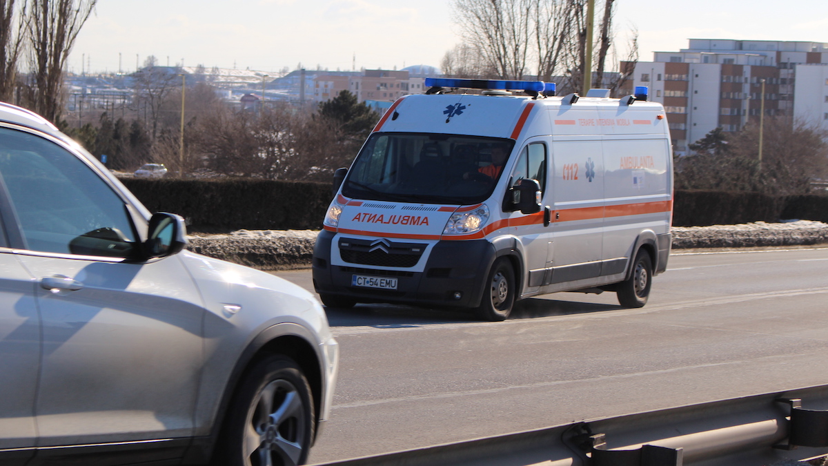 VIDEO Un mort și un rănit după ce un autoturism s-a răsturnat la ieșirea de pe A4, în apropiere de Valu lui Traian