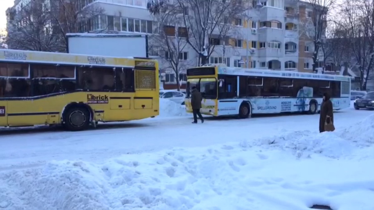 Autobuze în zăpada din Constanța