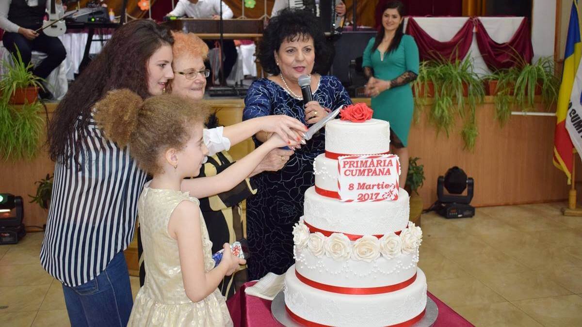 Primarul Mariana Gâju taie tortul de 8 martie. FOTO Facebook / Știri Cumpăna