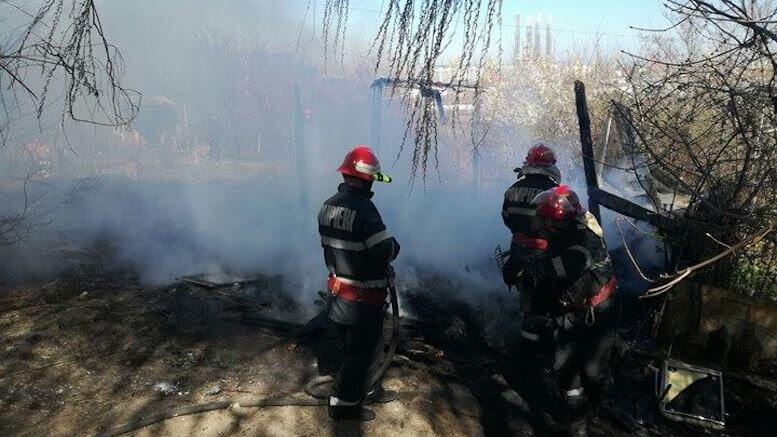 Pompierii sting incendiu de vegetatie