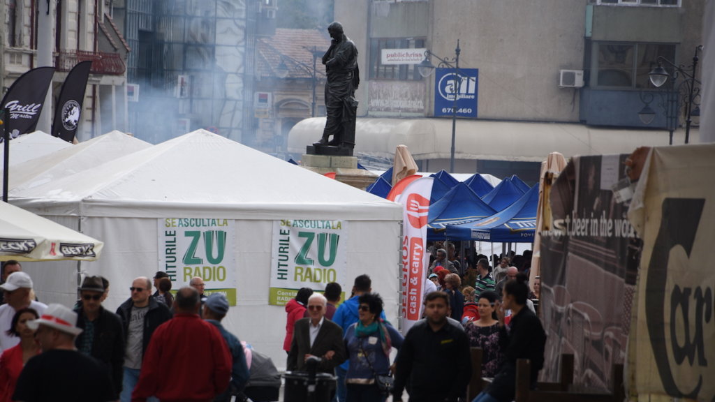 Statuia lui Ovidiu, înconjurată de fumul grătarelor. FOTO Ovidiu Oprea