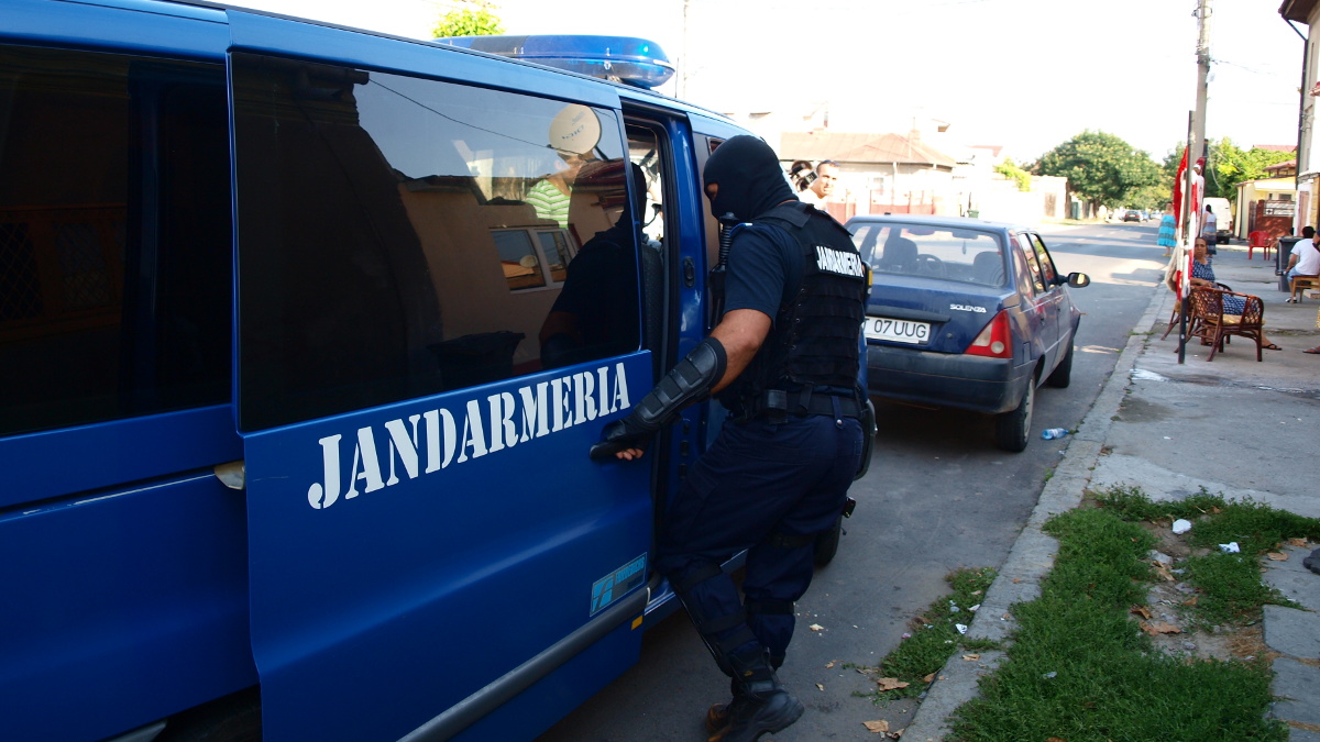 Percheziții domiciliare într-un dosar penal de înșelăciune, cu prejudiciu de aproape 350.000 de lei