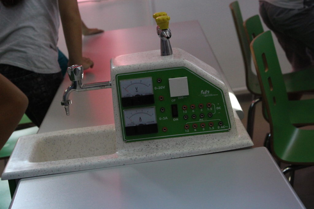 Dotări în laboratorul de fizică la Liceul Anghel Saligny din Cernavodă. FOTO Adrian Boioglu