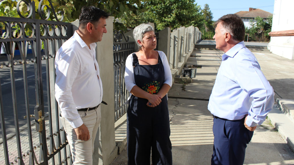 Viceprimarul Cîrjali Șerif și consilierul primarului, Marian Iordache discută cu președinta Asociației de Părinți din Cernavodă. FOTO Adrian Boioglu