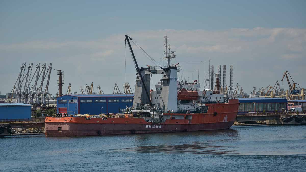 Pescador cu cinci persoane la bord, dat dispărut în Marea Neagră: trei dintre membrii de echipaj, găsiți morți, aduși de valuri la mal