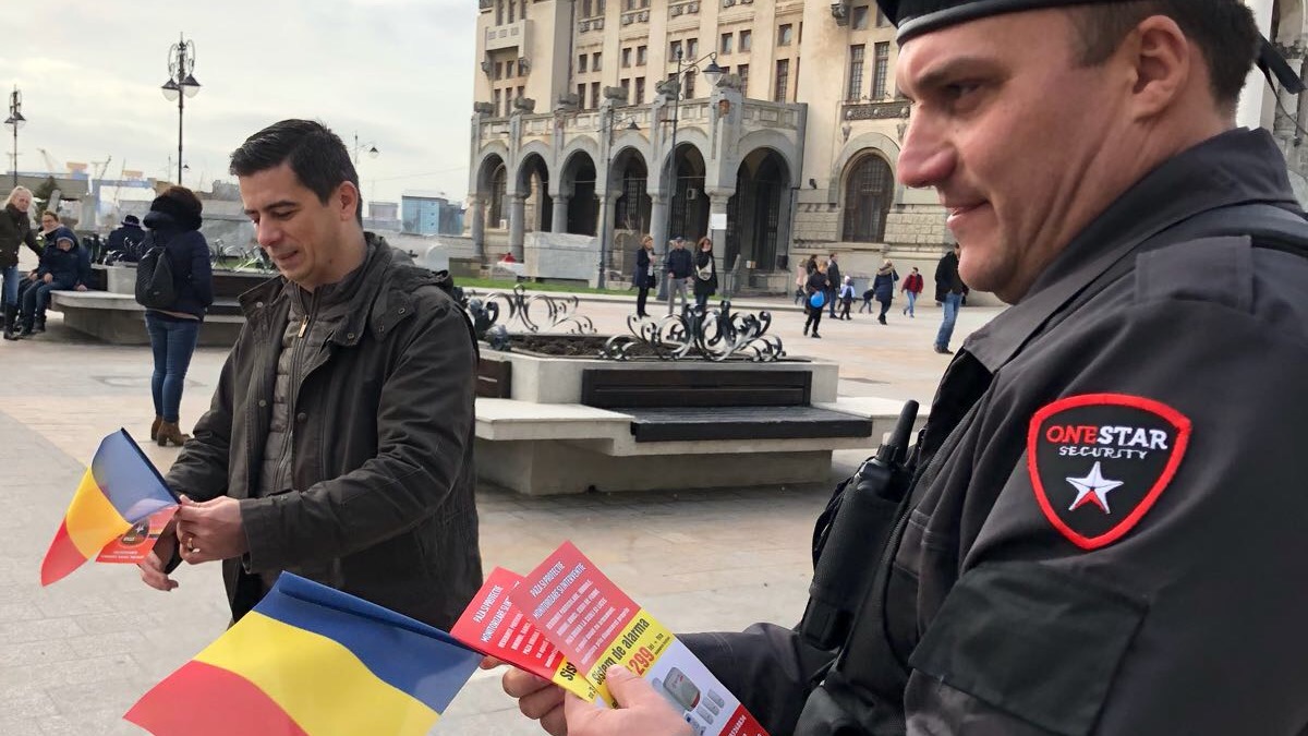 Agenții One Star Security au împărțit stegulețe tricolore la Constanța. FOTO OSS