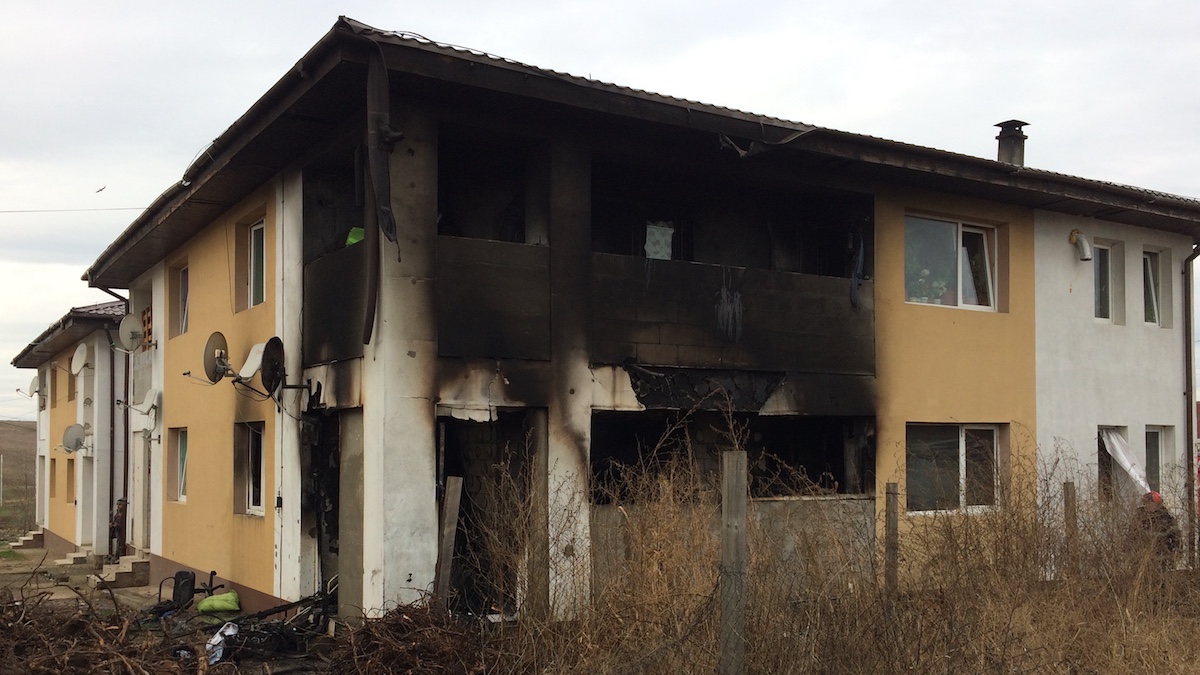 Incendiu la blocurile ANL din Valu lui Traian. FOTO Adrian Boioglu