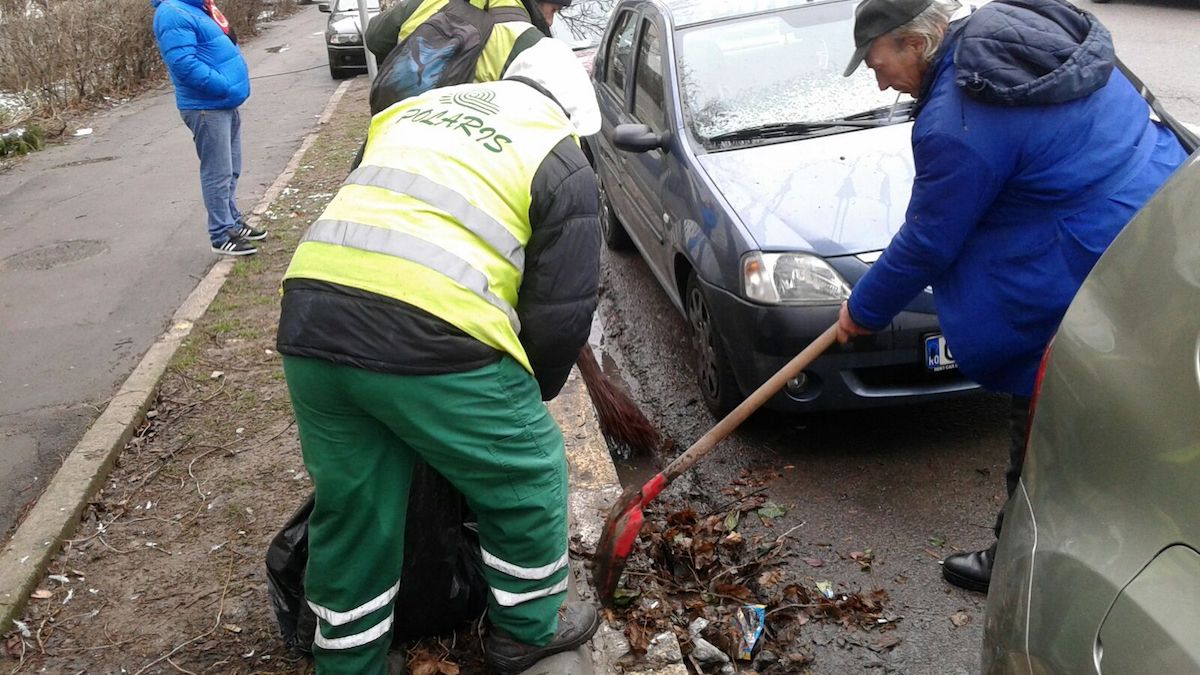 Angajații Polaris decolmatează canalele de scurgere înainte de Codul Galben de ninsoare. FOTO Primăria Constanța