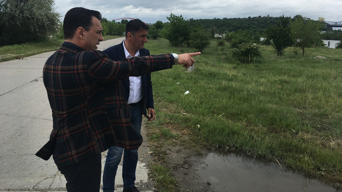 Primarul Liviu Negoiță și viceprimarul Șerif Cîrjali discută despre planul bazinului semiolimpic de la Cernavodă. FOTO CTnews.ro