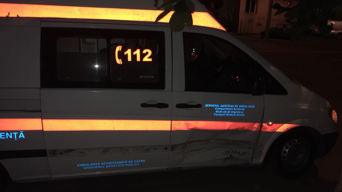 Doi polițiști, aflați în timpul liber, au fost răniți după ce au intrat cu mașina într-un copac, în Seimeni. Șoferul a condus în stare de ebrietate